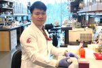 Jun Seok Son sitzt im Labor
