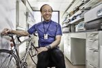 Forscher im Labor mit Fahrrad