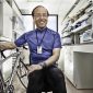Forscher im Labor mit Fahrrad